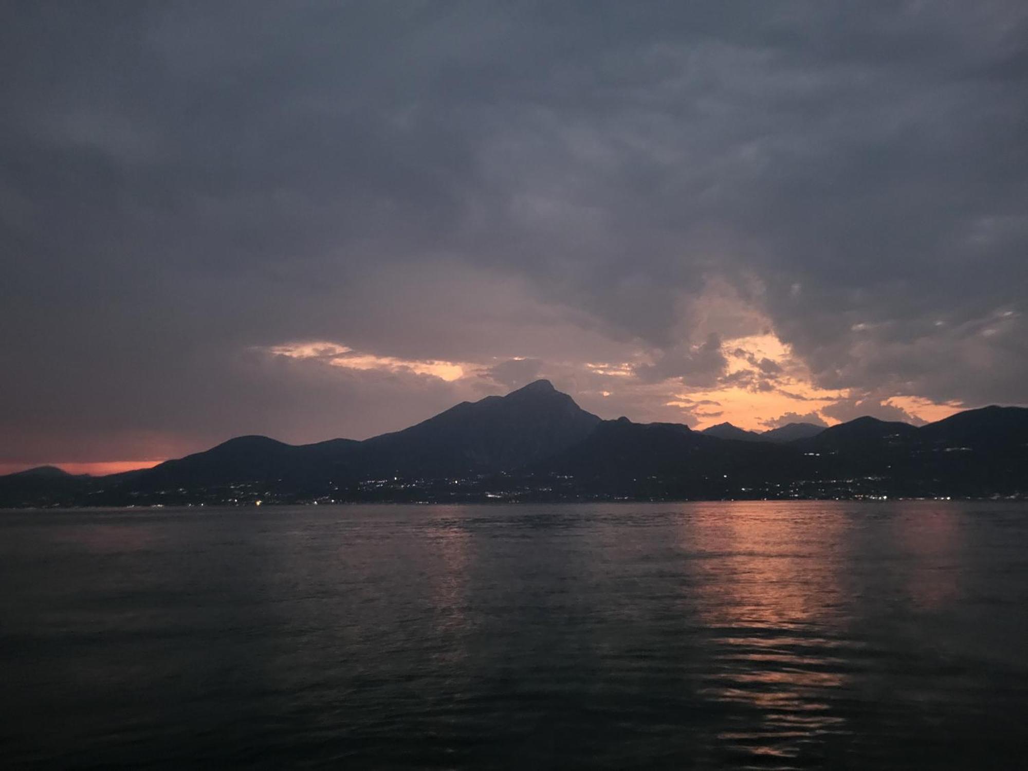 Attilio High Living Suites - Adults Only Torri Del Benaco Room photo
